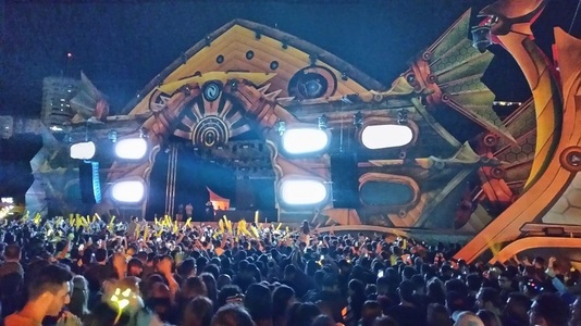 Incident la Neversea: Mii de oameni au scandat împotriva PSD după o pană de curent de aproximativ o jumătate de oră, în timpul recitalului lui Grasu XXL. Artistul a spus că tinerii vor schimba ţara - FOTO