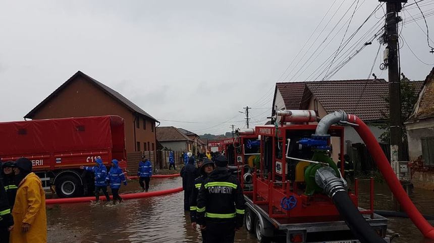 Râul Cibin a depăşit cota de inundaţie în municipiul Sibiu; autorităţile iau în calcul evacuarea populaţiei din anumite zone din Mărginimea Sibiului. FOTO/ VIDEO