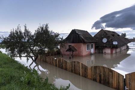 UPDATE - Cod roşu de inundaţii în Argeş, Gorj şi Vâlcea. Traficul pe Valea Oltului, blocat. În Vâcea, zeci de oameni sunt evacuaţi din case. MAI: 67 de localităţi din 27 de judeţe, afectate de inundaţii. FOTO/VIDEO