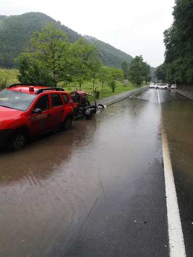 Vâlcea: Valea Oltului, blocată din cauza apelor scurse de pe versanţi