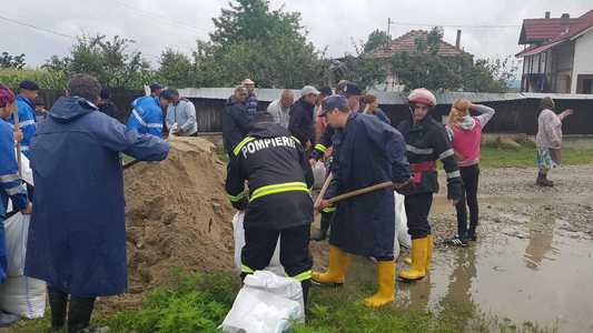 Vâlcea: Peste 70 de persoane din localitatea Băbeni, evacuate după ce râul Bistriţa a ieşit din matcă. FOTO/ VIDEO