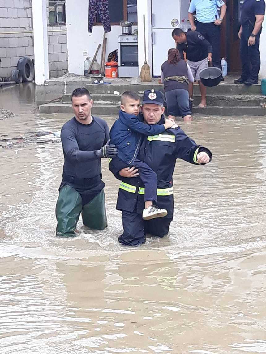 Vâlcea: Alte zece persoane din localitatea Băbeni au fost evacuate, iar 131 s-au autoevacuat; pompierii intervin în mai multe localităţi. FOTO/ VIDEO