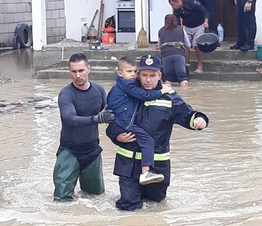 MAI: Nu mai sunt persoane izolate din cauza fenomenelor meteo, iar problemele cu energia electrică au fost remediate; traficul rutier rămâne închis pe un drum naţional şi pe două drumuri judeţene