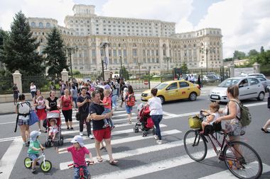 Protest în faţa Parlamentului faţă de modificarea Codurilor penale - aproximativ 30 de părinţi cu copii în braţe şi în cărucioare traversează în mod repetat pe trecerea de pietoni - FOTO/VIDEO