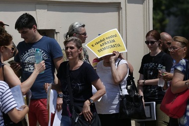 Zeci de persoane stau la coadă la CCR pentru a depune intervenţii scrise în care cer verificarea constituţionalităţii Codului de Procedură Penală. FOTO-VIDEO