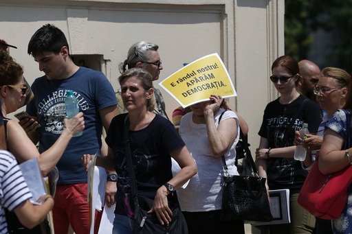 Zeci de persoane stau la coadă la CCR pentru a depune intervenţii scrise în care cer verificarea constituţionalităţii Codului de Procedură Penală. FOTO-VIDEO