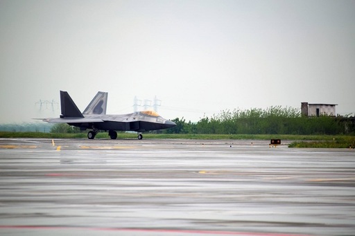 Ministrul Apărării anunţă că Poliţia aeriană este asigurată în spaţiul aerian românesc de avioanele Typhoon ale Forţelor Aeriene Britanice, avioanele MiG 21 LanceR ale Armatei române fiind retrase la sol după accidentul aviatic de la Borcea