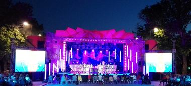 Organizatori: Avanscena de la Festivalul Mamaia Copiilor a cedat din cauza ploilor abundente şi a presiunii exercitate de copii. Structura scenei nu a fost afectată