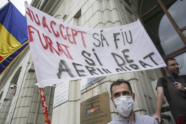 Protest la Ministerul Mediului al mai multor persoane care reclamă disconfortul produs de  groapa de gunoi de la Chiajna - FOTO