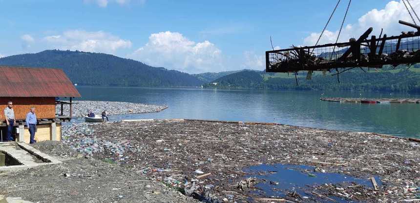 Peste 100 de tone de deşeuri şi pet-uri au fost adunate de pe lacul Bicaz, în urma acţiunii de ecologizare