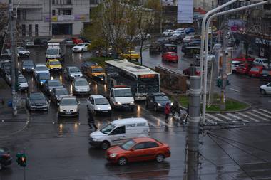 Ploi în toată ţara duminică, iar la munte este posibil să apară şi grindina; temperaturile se vor menţine ridicate, până la 34 de grade Celsius