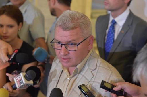 Poliţiştii rutieri spun că ar putea depune plângere penală împotriva deputatului PNL Florin Roman, care i-a acuzat că se opun presemnalizării radarelor pentru că "dispare şpaga" şi "nu mai stau la pândă"