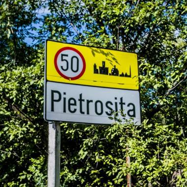 Primarul unei comune din Dâmboviţa şi-a acordat titlul de Cetăţean de onoare. El spune că distincţia este onorifică, iar consilierii au considerat că o merită pentru realizările sale