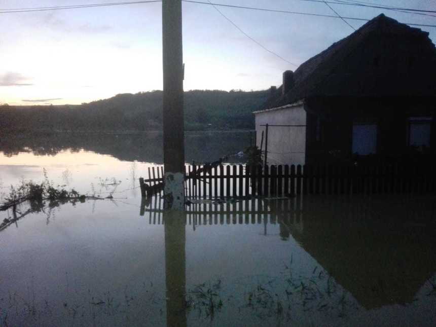 Sibiu: Cincizeci de locuinţe evacuate în localitatea Boian, inundată din cauza scurgerilor de pe versanţi; în unele locuri, apa este adâncă de un metru şi jumătate. FOTO