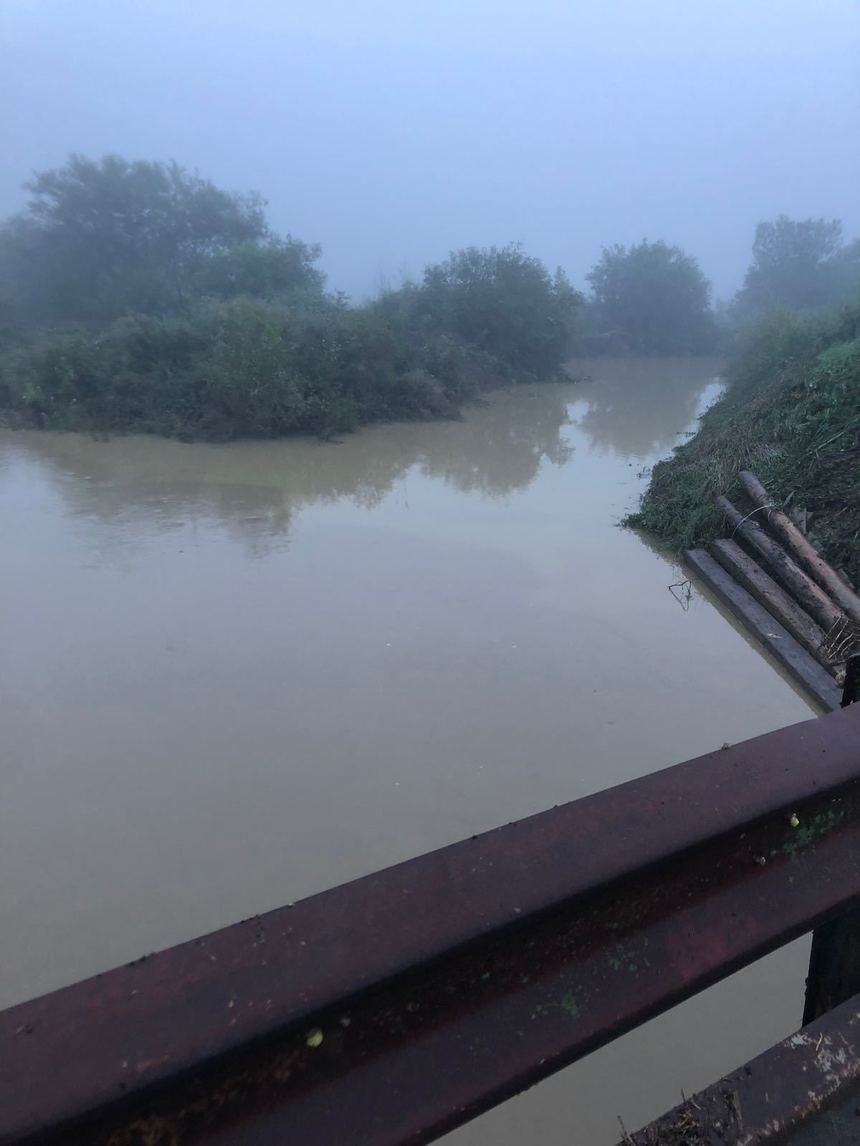 IGSU: Efecte ale ploilor în 12 judeţe: sute de curţi şi beciuri au fost inundate, dar şi zeci de gospodării; peste 200 de persoane din judeţul Sibiu, evacuate la rude din cauza apelor