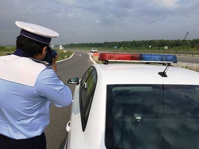 Poliţia Română, sfat pentru şoferi ca să scape de amenzi: Poţi să îţi iei detector de radar, dar e scump şi nu e mereu util sau poţi să te bazezi pe flash-urile celorlalţi, dar poate nu le observi. Cea mai sigură metodă, să respecţi limita legală