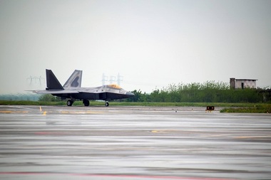 MApN: Şeful Statului Major al Forţelor Aeriene a ridicat interdicţia pentru aeronavele MiG 21- LanceR. Avioanele IAR 99 - Şoim rămân la sol