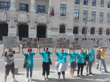Reprezentanţi ai organizaţiilor civice au protestat în faţa Primăriei Capitalei, înaintea şedinţei CGMB. FOTO/VIDEO