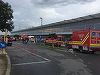 UPDATE - Aeroportul Sibiu a fost redeschis, la câteva ore după ce sute de persoane au fost evacuate din cauza unui miros înţepător de la o substanţă necunoscută. Cinci curse vor decola cu întârziere; au fost afectaţi aproximativ 650 de pasageri. VIDEO