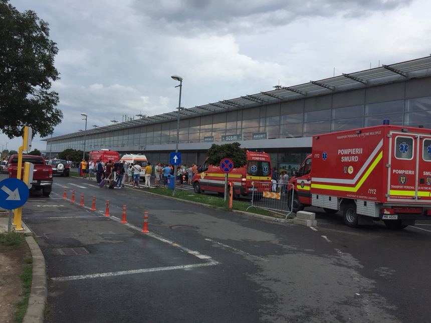 UPDATE - Aeroportul Sibiu a fost redeschis, la câteva ore după ce sute de persoane au fost evacuate din cauza unui miros înţepător de la o substanţă necunoscută. Cinci curse vor decola cu întârziere; au fost afectaţi aproximativ 650 de pasageri. VIDEO