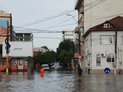 Mai multe străzi din Constanţa şi Mamaia au fost inundate în urma unei ploi torenţiale, circulaţia rutieră desfăşurându-se cu dificultate - FOTO, VIDEO


