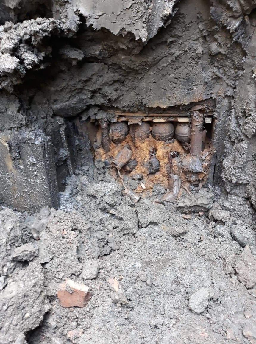 UPDATE - Case evacuate în Topliţa, după ce a fost descoperit un depozit subteran cu muniţie, în timpul unor săpături la canalizare