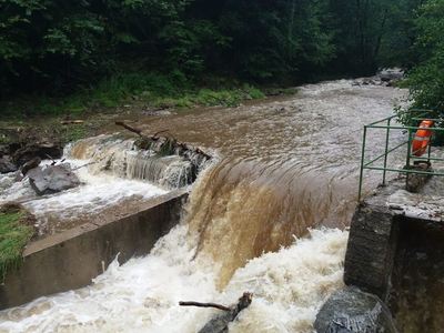 Sibiu: 7.000 de consumatori din trei localităţi, fără apă potabilă după închiderea unei staţii de tratare, din cauza ploilor abundente