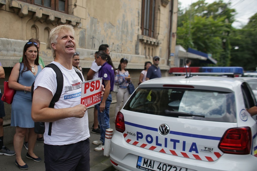 UPDATE - Protest în faţa sediului Poliţiei Române, după ce poliţiştii au reţinut numerele de înmatriculare cu mesaj anti-PSD, dar şi permisul şoferului care conducea autoturismul. Oamenii au protestat şi la sediul Brigăzii Rutiere - FOTO, VIDEO