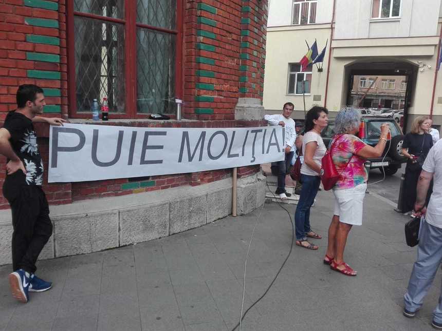 Cele câteva zeci de persoane care au protestat în faţa sediului Brigăzii Rutiere a Capitalei după ce poliţiştii au reţinut numerele de înmatriculare cu mesaj anti-PSD s-au mutat în faţa sediului Poliţiei Române 