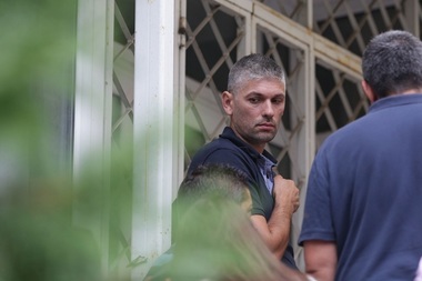 Şoferul maşinii cu numere anti-PSD a ajuns cu avocatul la sediul Poliţiei Rutiere pentru a-şi clarifica situaţia; el spune că prioritară este recuperarea permisului - FOTO