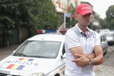 Şoferul maşinii cu numere anti-PSD anunţă că va depune plângere penală pentru că nu a fost lăsat să-şi ducă copilul într-un loc sigur, acesta însoţindu-l câteva ore la sediul Poliţiei Rutiere