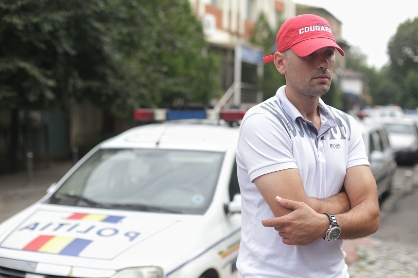 Şoferul maşinii cu numere anti-PSD anunţă că va depune plângere penală pentru că nu a fost lăsat să-şi ducă copilul într-un loc sigur, acesta însoţindu-l câteva ore la sediul Poliţiei Rutiere