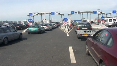 Vămile din vestul ţării s-au aglomerat, atât la intrarea, cât şi la ieşirea din ţară; La Nădlac II se aşteaptă o oră pentru control. FOTO