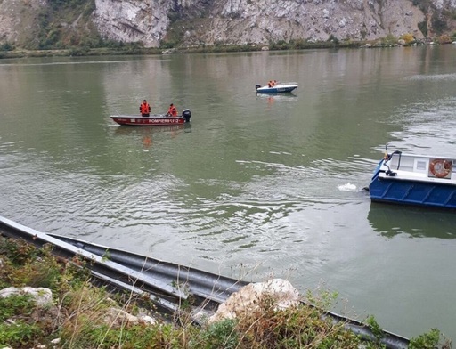 Structura de rezistenţă a podului feroviar de la Bobolia, din judeţul Prahova, grav afectată de viituri
