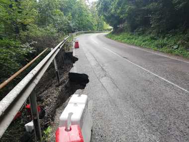 Trafic restricţionat pe DN1 A, în judeţul Braşov, după ce s-a surpat o bucată din carosabil 