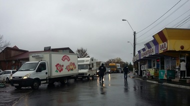 Galaţi: Dezinfectare ”la mişto” împotriva pestei porcine. Un bărbat a filmat cum, la coborârea maşinilor de pe bac, personalul specializat pare a nu pulveriza nimic. VIDEO