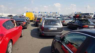 Peste 120.000 de persoane au tranzitat Vama Nădlac II în weekend, când cozile la intrarea în ţară au ajuns la zece kilometri; mulţi români din străinătate spun că vin acasă pentru protestul din Piaţa Victoriei. FOTO