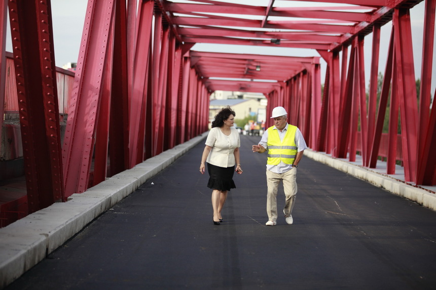 Buzău: Podul metalic de la Mărăcineni, închis din aprilie pentru reparaţii, ar putea fi redeschis mai devreme decât data anunţată