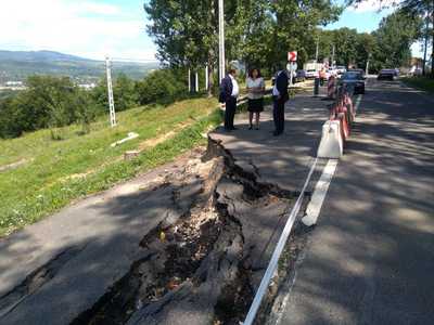 Prefectul de Buzău spune că, pe o porţiune a DN 10 afectată în martie de o alunecare de teren, diferenţa de nivel este acum de doi metri. VIDEO