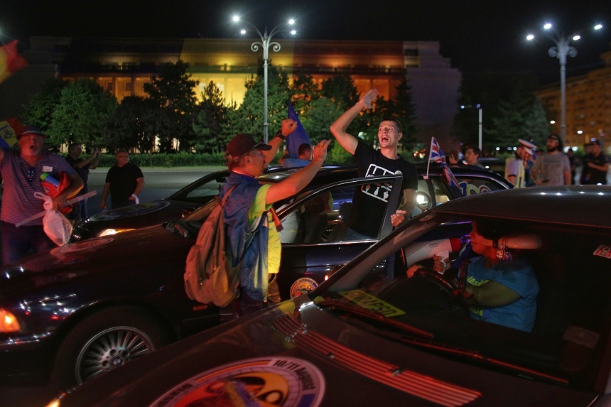 UPDATE - Mitingul diasporei: Zeci de mii de români sunt aşteptaţi vineri în Piaţa Victoriei; primele maşini cu protestatari au sosit încă din timpul nopţii. Poliţiştii vor face controale pirotehnice în maşinile parcate în zonă - FOTO