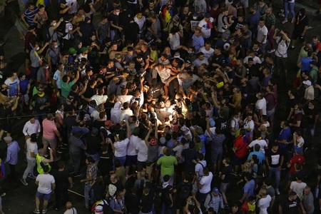 UPDATE - Mitingul Diasporei: Incidente violente în Piaţa Victoriei. Doi jandarmi au fost loviţi de protestatari. Armele celor doi, sustrase. Iohannis cere explicaţii ministrului de Interne. 440 persoane au avut nevoie de asistenţă medicală FOTO/VIDEO