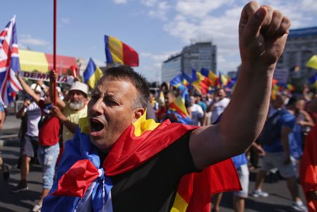 Mitingul Diasporei - Manifestanţii au dărâmat gardurile jandarmilor şi au ajuns în faţa Guvernului; protestatarii aruncă cu sticle spre Palatul Victoria