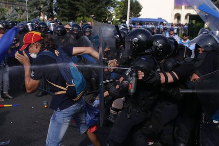 UPDATE Mitingul diasporei: Peste 20 de persoane au avut nevoie de ajutor medical; doi jandarmi au fost răniţi după ce manifestanţii au aruncat cu diverse obiecte