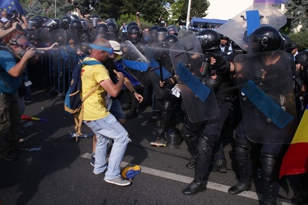 Mitingul diasporei - Jandarmeria Bucureşti: Oamenii care protestează paşnic să se retragă din primele rânduri, de lângă jandarmi; cei din spatele lor aruncă diverse obiecte şi îi folosesc pe ei ca scut