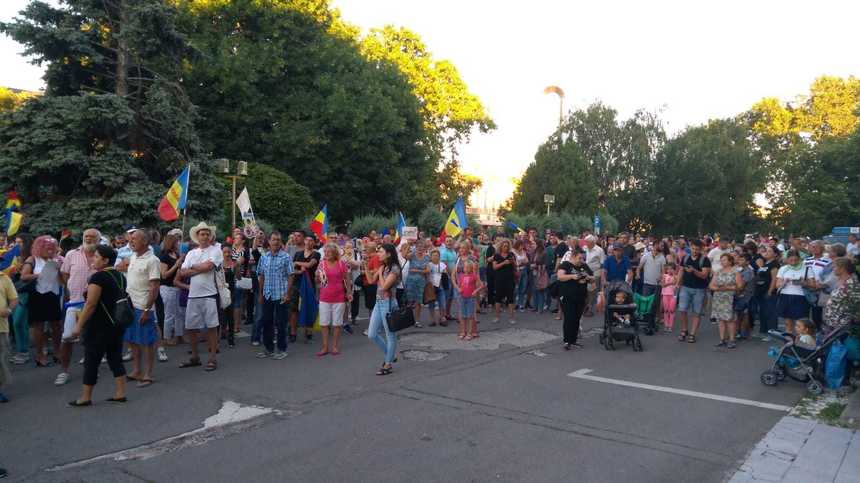 Câteva mii de persoane protestează la Iaşi, Cluj şi Constanţa. Oamenii strigă: "Nu vrem să fim conduşi de hoţi". FOTO, VIDEO