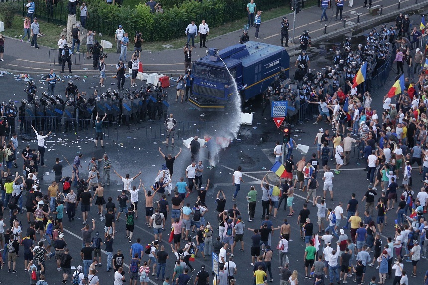 Mitingul diasporei: Noi incidente în Piaţa Victoriei - scutierii s-au grupat în faţa Guvernului şi aruncă cu grenade cu gaze lacrimogene şi au folosit tunul cu apă. FOTO