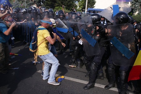 Jandarmeria: În Piaţa Victoriei şi-au făcut apariţia persoane cunoscute ca făcând parte din grupuri violente şi galerii ale unor echipe de fotbal