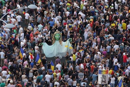 Mitingul diasporei: Protestatarii din Piaţa Victoriei au aprins lanternele telefoanelor mobile la ora 21.00 şi au strigat ”Demisia!”