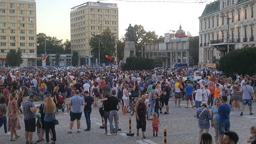 Numărul protestatarilor a ajuns la 7.000 la Iaşi, oamenii pornind în marş pe străzile oraşului