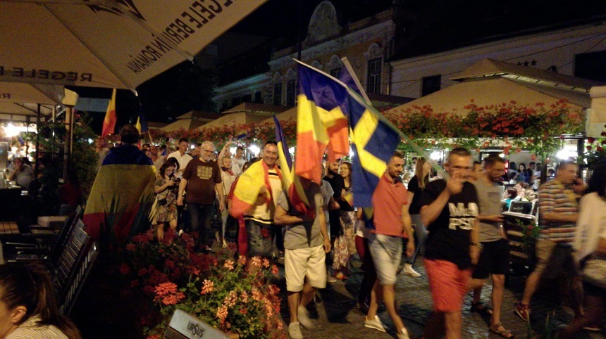 Sibiu: Mii de persoane au mărşăluit în centrul oraşului către Piaţa Mare, scandând: "Guvern de hoţi şi de mafioţi" - FOTO, VIDEO